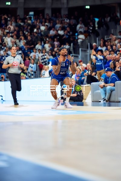 Michael Weathers (20, MLP Academics Heidelberg) wirft