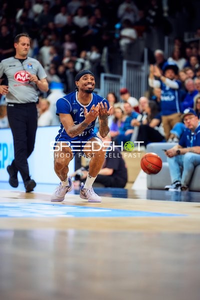 Michael Weathers (20, MLP Academics Heidelberg) verliert Ball