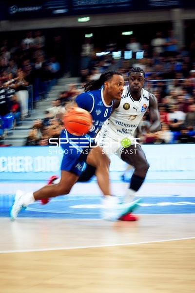 DJ Horne (0, MLP Academics Heidelberg) dribbelt, Barra Njie (13, Basketball Löwen Braunschweig) verteidigt