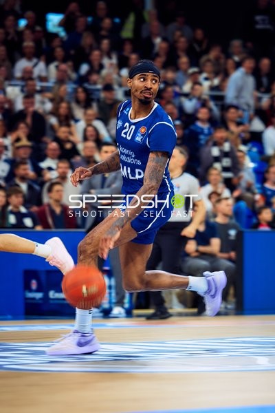 Michael Weathers (20, MLP Academics Heidelberg) dribbelt