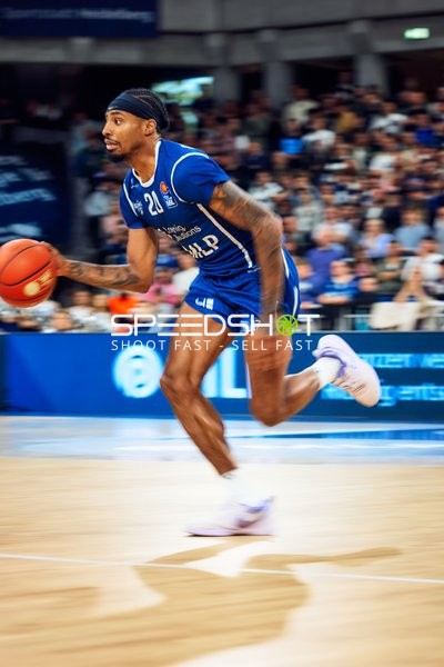 Michael Weathers (20, MLP Academics Heidelberg) dribbelt