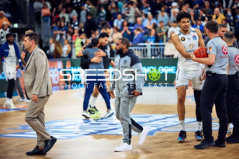 Sananda Fru (10, Basketball Löwen Braunschweig) hält Ball