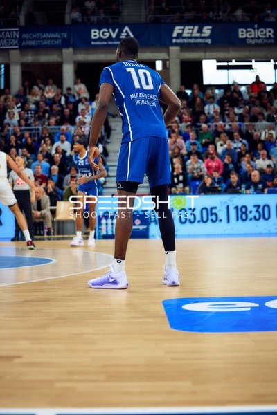 Bakary Dibba (10, MLP Academics Heidelberg) steht