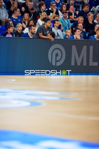 Zuschauer und Trainer an Seitenlinie