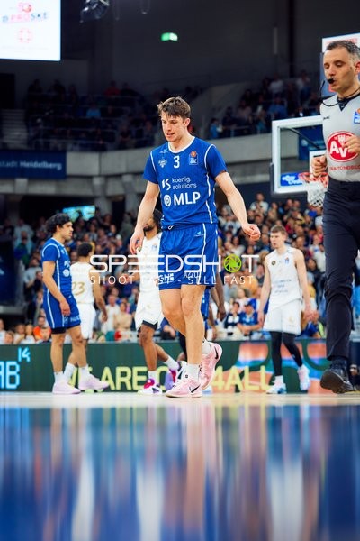 Andrew O’Brien (3, MLP Academics Heidelberg) mit Ball