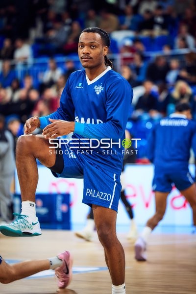 Warming up DJ Horne (0, MLP Academics Heidelberg)