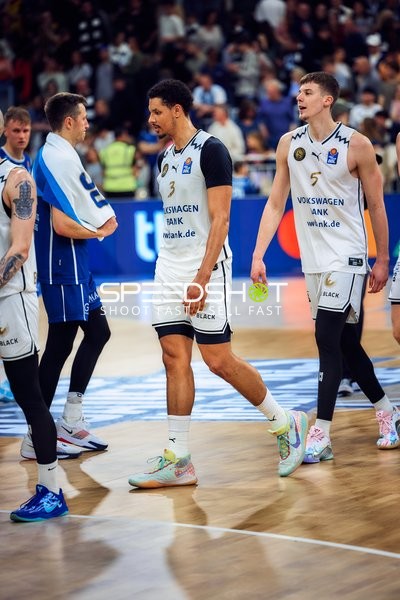 Spieler Tre Mitchell (3, Basketball Löwen Braunschweig) und Luka Ščuka (5, Basketball Löwen Braunschweig) auf Feld