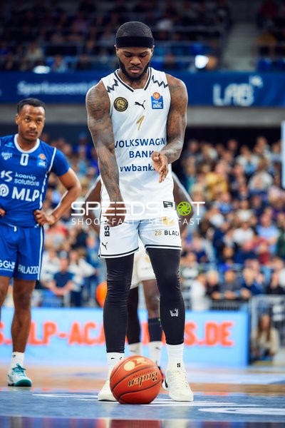 Freier Wurf TJ Crockett (1, Basketball Löwen Braunschweig) vs DJ Horne (0, MLP Academics Heidelberg)