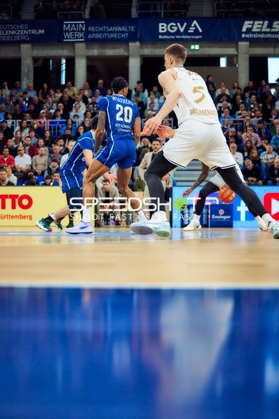 Dribbling Michael Weathers (20, MLP Academics Heidelberg) vs Luka Ščuka (5, Basketball Löwen Braunschweig)