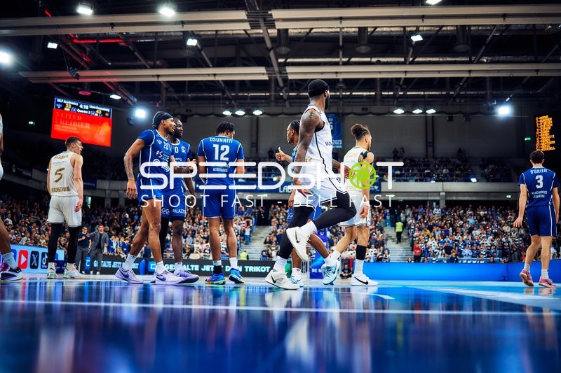 Spieler auf dem Feld MLP Academics Heidelberg vs Basketball Löwen Braunschweig