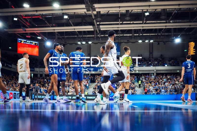 Spieler auf dem Feld MLP Academics Heidelberg vs Basketball Löwen Braunschweig