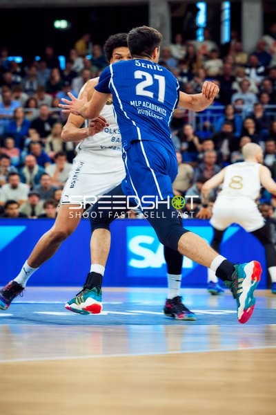 Block von  gegen Basketball Löwen Braunschweig