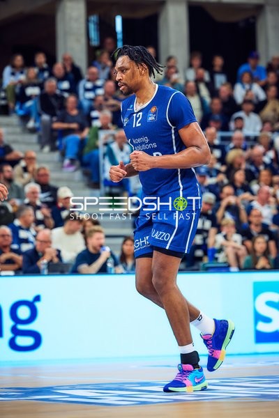 Spieler Osun Osunniyi (12, MLP Academics Heidelberg) läuft