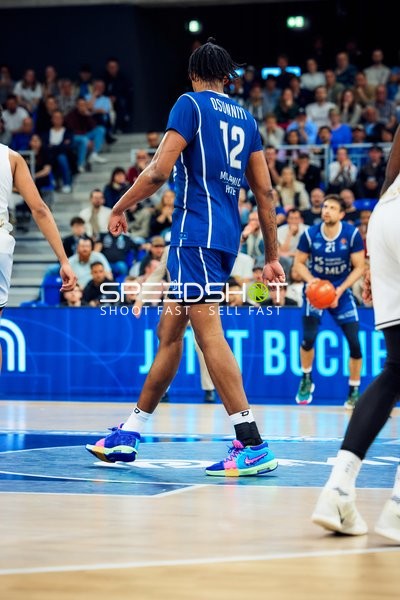 Dribbling von Osun Osunniyi (12, MLP Academics Heidelberg)