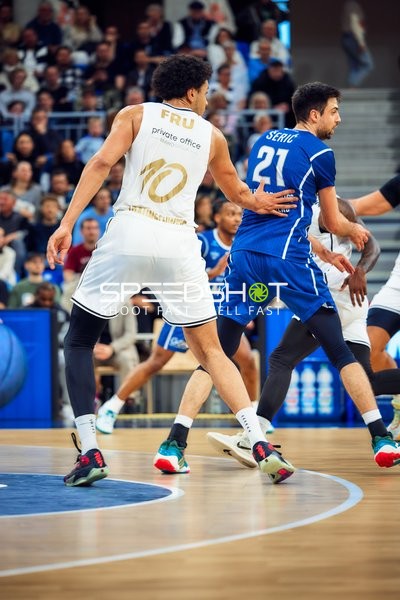 10, Basketball Löwen Braunschweig verteidigt gegen Mateo Šerić (21, MLP Academics Heidelberg)