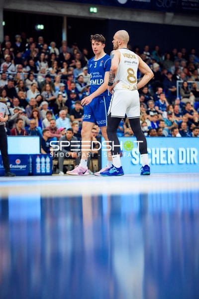 Spieler Andrew O’Brien (3, MLP Academics Heidelberg) und  stehen