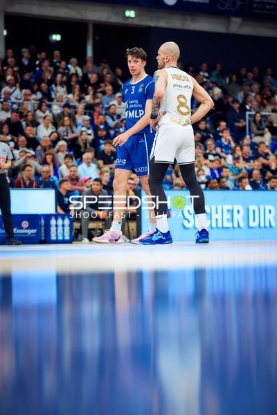 Andrew O’Brien (3, MLP Academics Heidelberg) gegen 8, Basketball Löwen Braunschweig