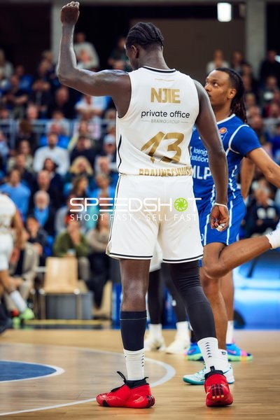 13, Basketball Löwen Braunschweig hebt Arm