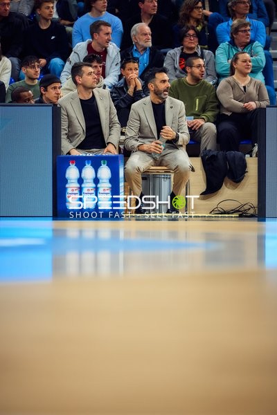 Coaches auf Bank MLP Academics Heidelberg Basketball Löwen Braunschweig