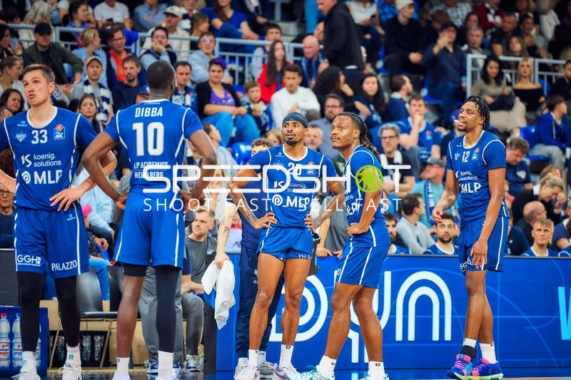 Spieler Ryan Mikesell (33, MLP Academics Heidelberg), Bakary Dibba (10, MLP Academics Heidelberg), Michael Weathers (20, MLP Academics Heidelberg), Paul Zipser (9, MLP Academics Heidelberg), Osun Osunniyi (12, MLP Academics Heidelberg) versammeln sich