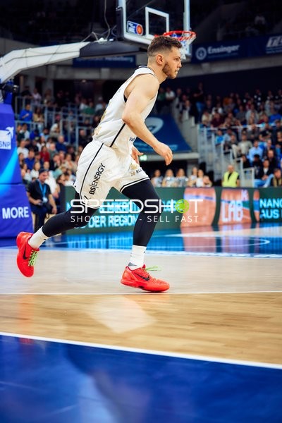 Spieler läuft schnell Basketball Löwen Braunschweig