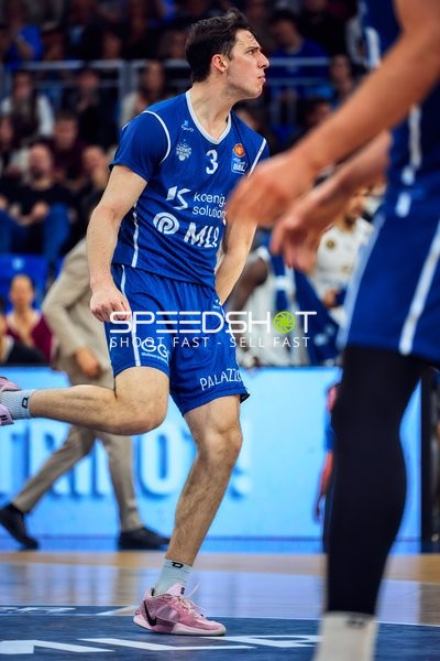 Dribbling Andrew O’Brien (3, MLP Academics Heidelberg)