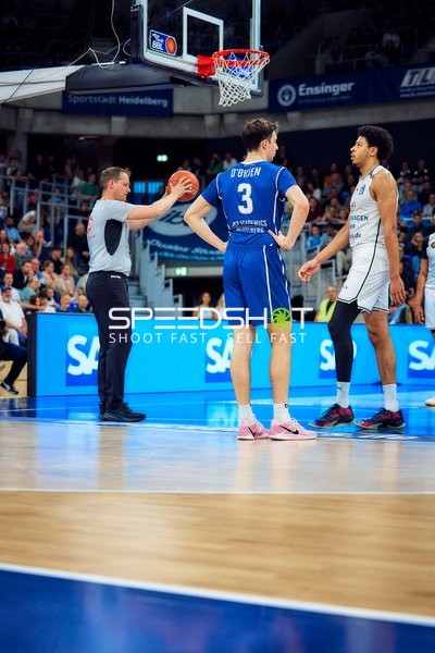 Spielszene mit  und Basketball Löwen Braunschweig