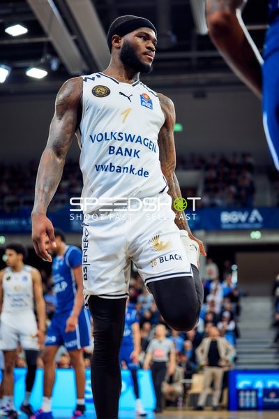 Stretching TJ Crockett (1, Basketball Löwen Braunschweig)