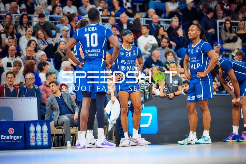 Timeout MLP Academics Bakary Dibba (10, MLP Academics Heidelberg) Michael Weathers (20, MLP Academics Heidelberg)