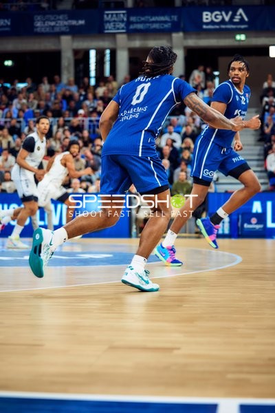 Osun Osunniyi (12, MLP Academics Heidelberg) läuft nach vorne