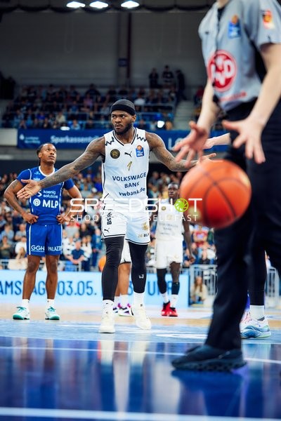 Foul von TJ Crockett (1, Basketball Löwen Braunschweig) an DJ Horne (0, MLP Academics Heidelberg)