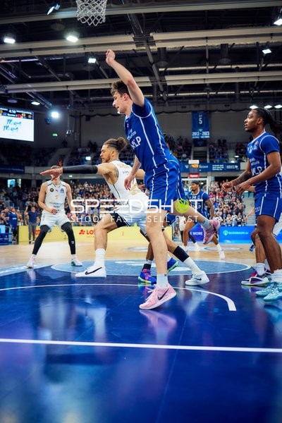 Verteidigung unter Korb Mateo Šerić (21, MLP Academics Heidelberg)