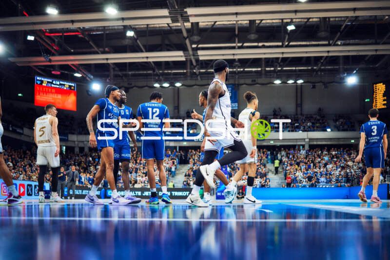 Spieler auf dem Feld Osun Osunniyi (12, MLP Academics Heidelberg) Andrew O’Brien (3, MLP Academics Heidelberg) Luka Ščuka (5, Basketball Löwen Braunschweig)