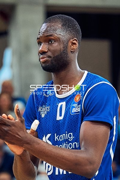 Spieler Bakary Dibba (10, MLP Academics Heidelberg) klatscht Hände