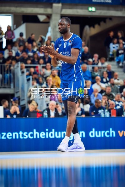 Spieler klatscht Hände Bakary Dibba (10, MLP Academics Heidelberg)