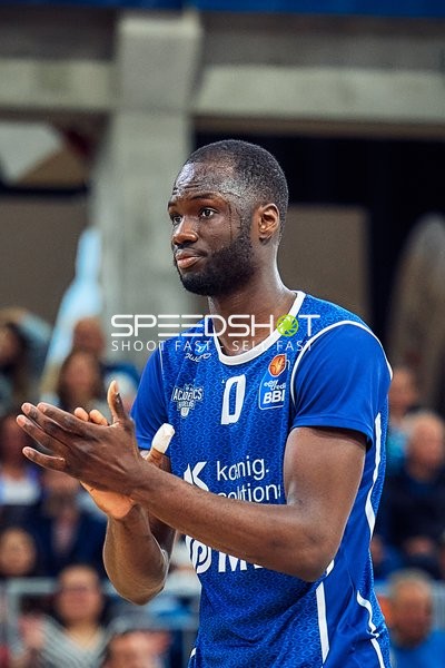 DJ Horne (0, MLP Academics Heidelberg) klatscht