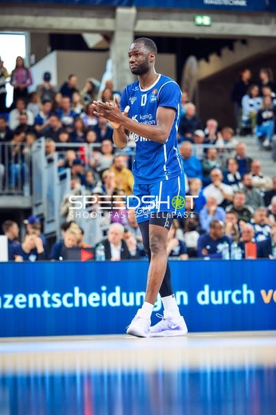 Bakary Dibba (10, MLP Academics Heidelberg) klatscht in die Hände