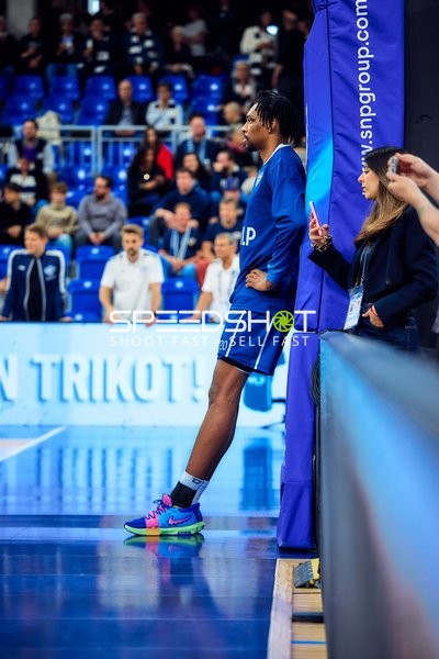 Spieler lehnt an Pfosten MLP Academics Heidelberg