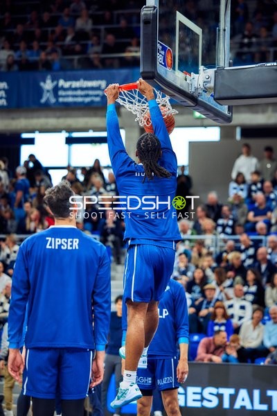 Dunk von Paul Zipser (9, MLP Academics Heidelberg)