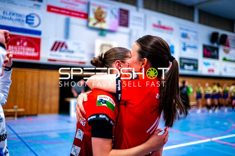 Spielerinnen umarmen sich