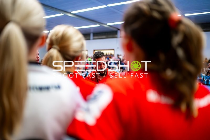 Hannes Diller (0, SG Schozach-Bottwartal) spricht mit Team