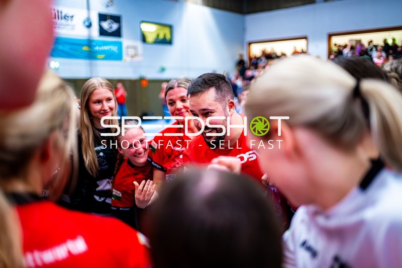 Spielerinnen und Trainer im Gespräch