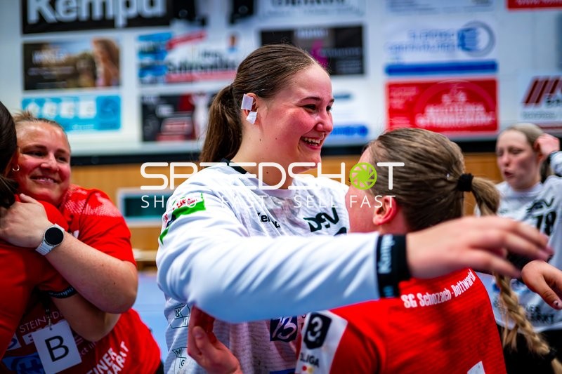 Spielerinnen umarmen sich