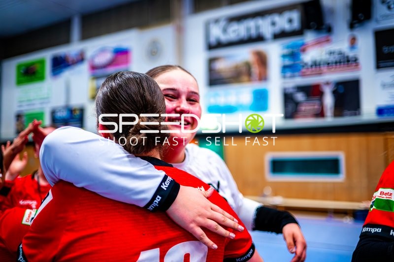 Hanna Krause (12, SG Schozach-Bottwartal) umarmt Mitspielerin