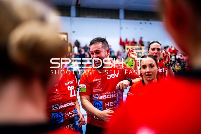 Feiernde Spieler Saskia Fackel (22, SG Schozach-Bottwartal)