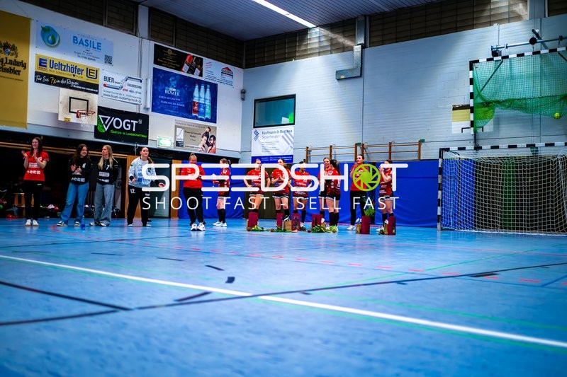 Spielerinnen in rot nebeneinander