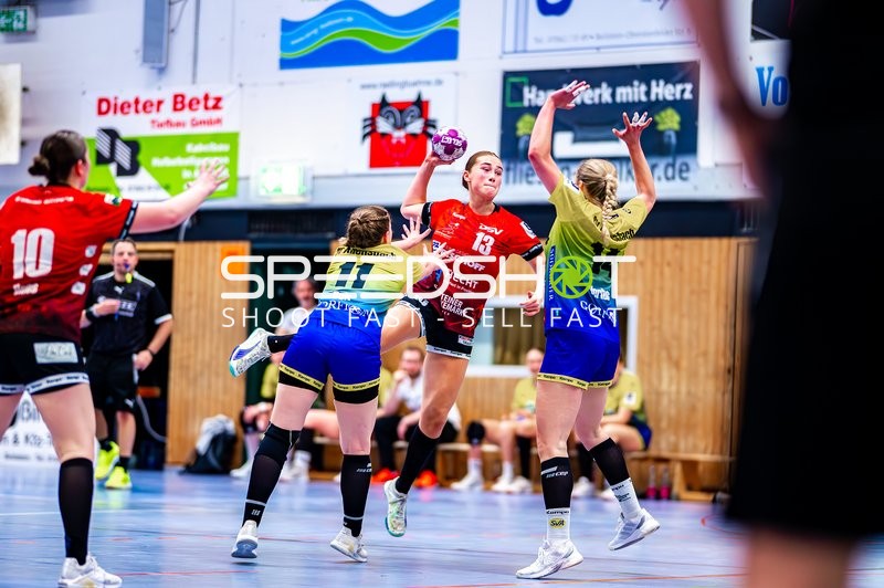 Aylin Bornhardt (13, SG Schozach-Bottwartal) wirft aufs Tor