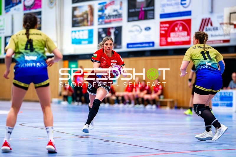 {unbekannt_22} läuft auf {unbekannt_4} und {unbekannt_11} zu