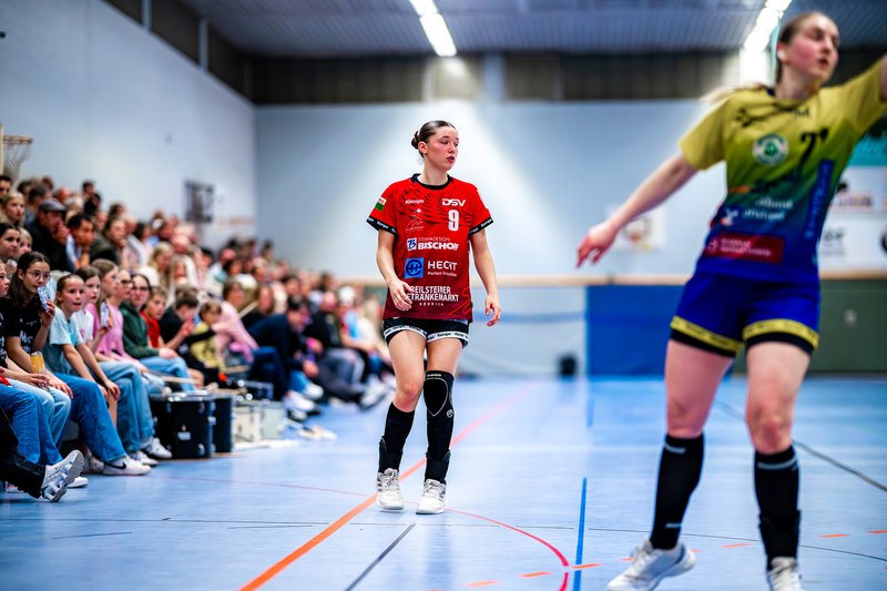 {null_9} und Spielerin in gelb-blau