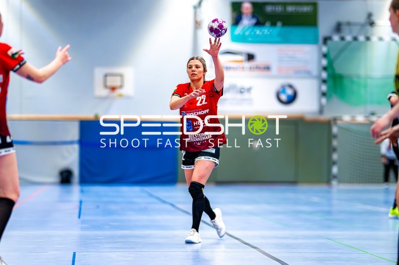 Saskia Fackel (22, SG Schozach-Bottwartal) wirft Ball